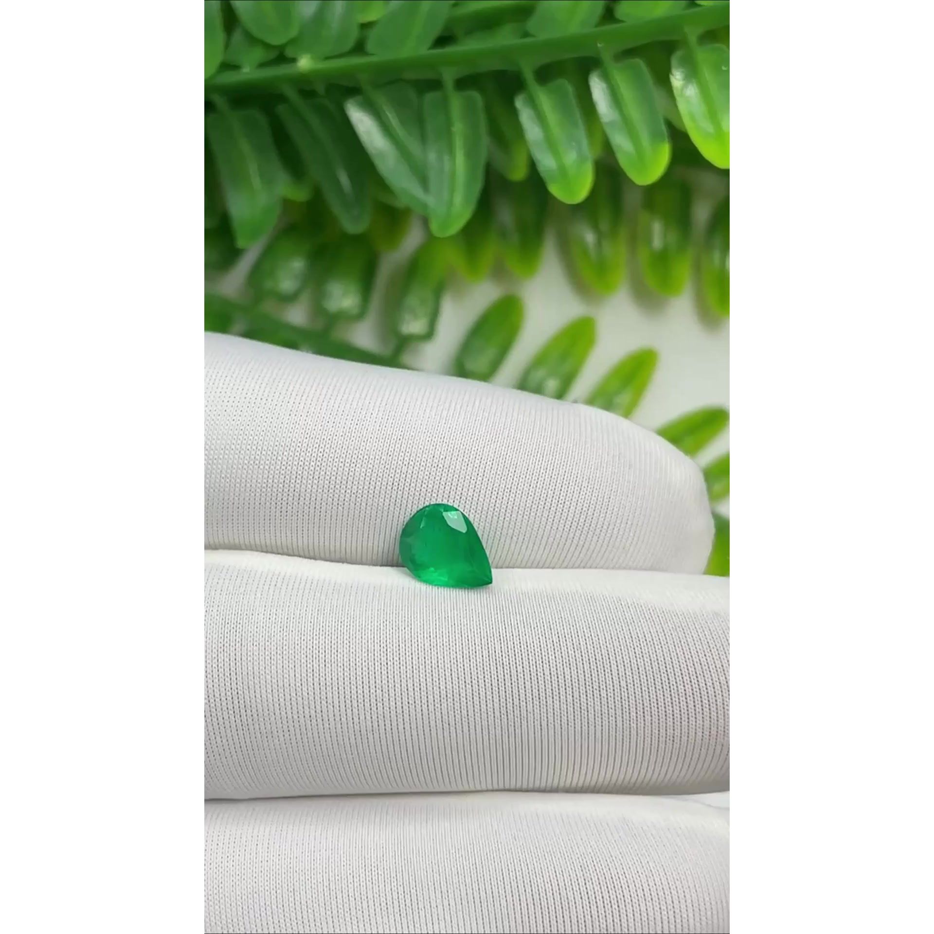 0.88 ct Pear Green Natural Emerald