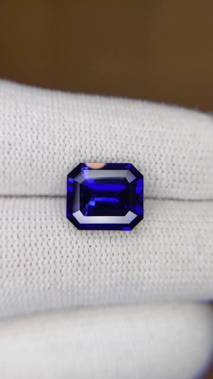 5.55 ct Emerald Blue Natural Sapphire