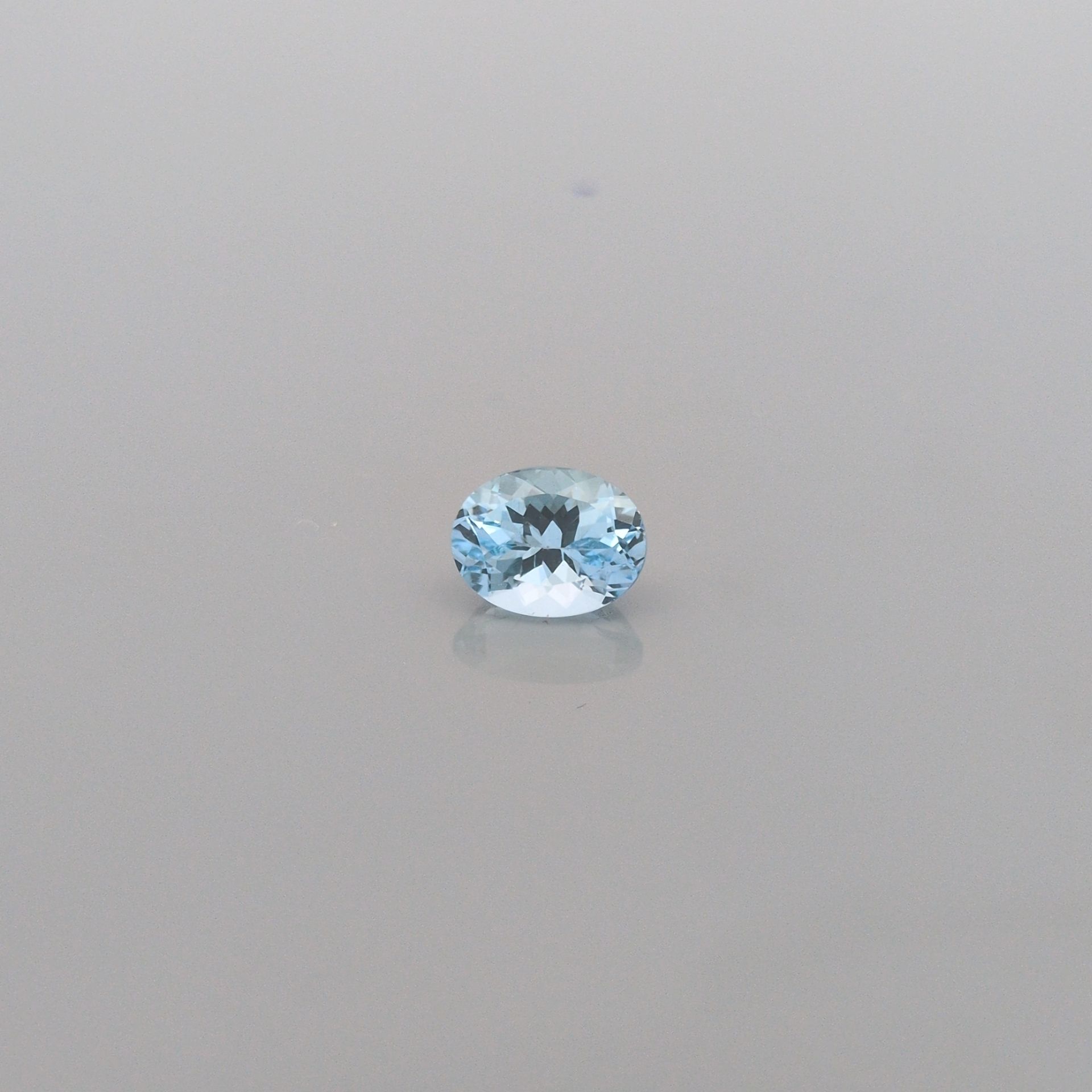 1.87 ct Oval Blue Natural Aquamarine