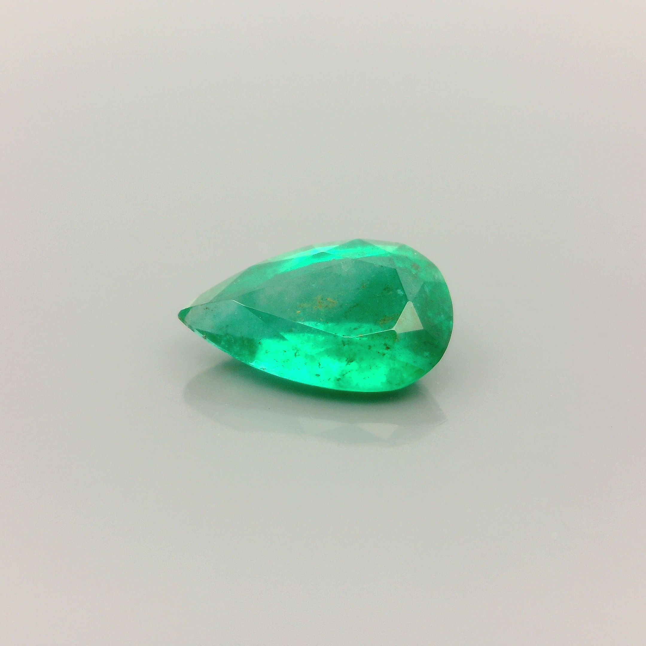 0.93 ct Pear Green Natural Emerald