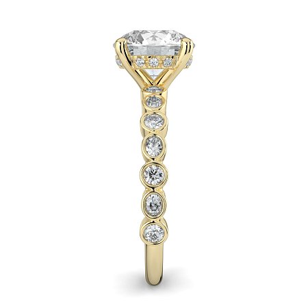 Cara 4 Claws with Oval and Round Diamonds on Band
