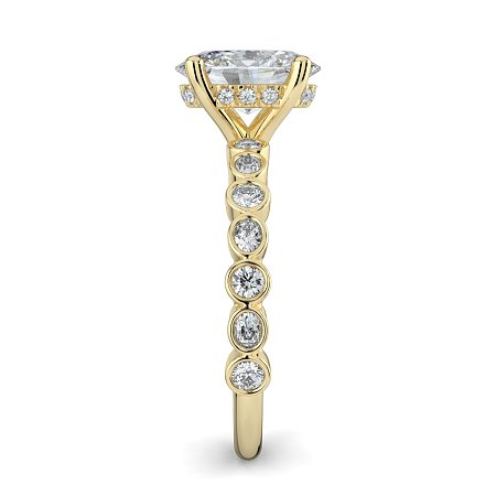 Cara 4 Claws with Oval and Round Diamonds on Band