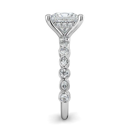 Cara 4 Claws with Oval and Round Diamonds on Band
