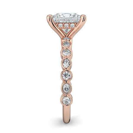 Cara 4 Claws with Oval and Round Diamonds on Band