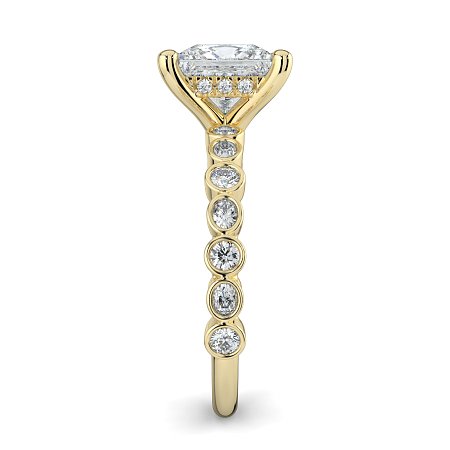 Cara 4 Claws with Oval and Round Diamonds on Band