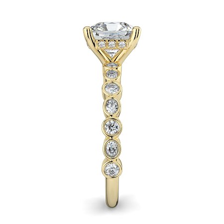 Cara 4 Claws with Oval and Round Diamonds on Band