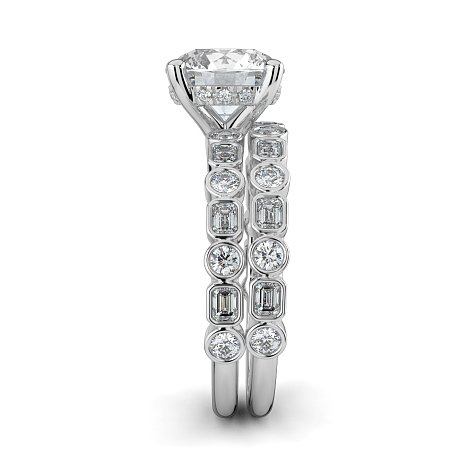 Cara 4 Claws with Emerald and Round Diamonds on Band