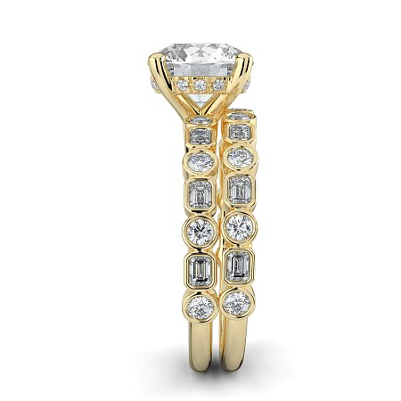 Cara 4 Claws with Emerald and Round Diamonds on Band