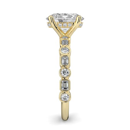 Cara 4 Claws with Emerald and Round Diamonds on Band
