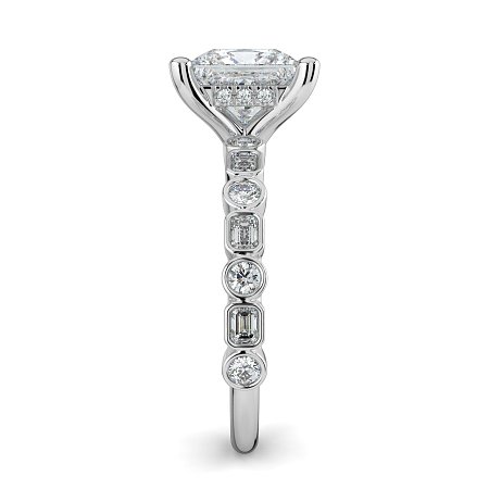 Cara 4 Claws with Emerald and Round Diamonds on Band
