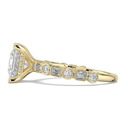 Cara 4 Claws with Emerald and Round Diamonds on Band