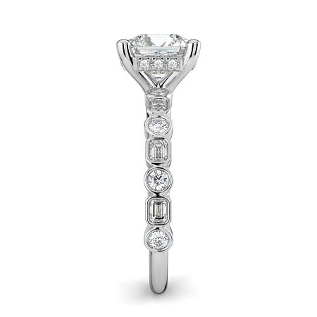 Cara 4 Claws with Emerald and Round Diamonds on Band