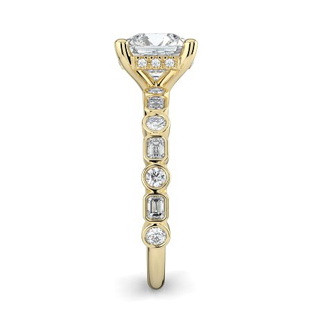 Cara 4 Claws with Emerald and Round Diamonds on Band