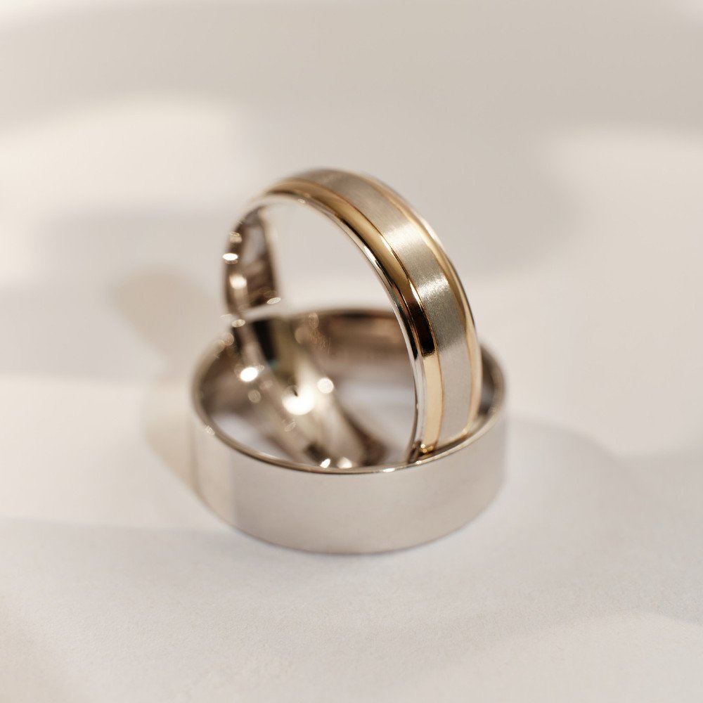 A picture of a set of wedding rings