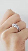 Dalia 3 stones