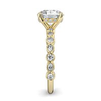 Cara 4 Claws with Oval and Round Diamonds on Band