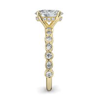 Cara 4 Claws with Oval and Round Diamonds on Band