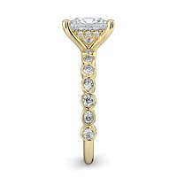 Cara 4 Claws with Oval and Round Diamonds on Band