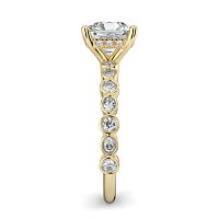 Cara 4 Claws with Oval and Round Diamonds on Band