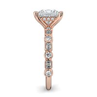 Cara 4 Claws with Emerald and Round Diamonds on Band