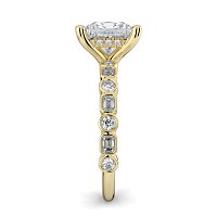 Cara 4 Claws with Emerald and Round Diamonds on Band