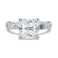Cara 4 Claws with Emerald and Round Diamonds on Band