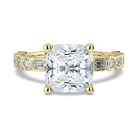 Cara 4 Claws with Emerald and Round Diamonds on Band