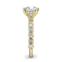 Cara 4 Claws with Emerald and Round Diamonds on Band