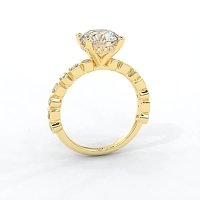 Cara 4 Claws with Emerald and Round Diamonds on Band