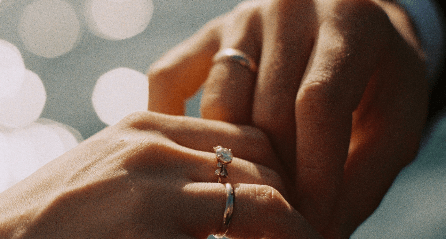 9 Year Wedding Anniversary Gift Ideas: Make Your Spouse Smile with These Unforgettable Gifts