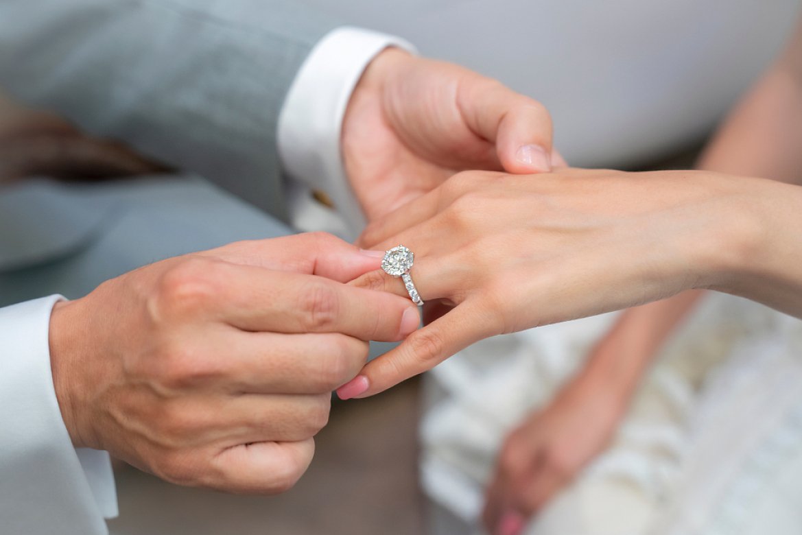 Basket Setting vs Prong Setting for Engagement Rings